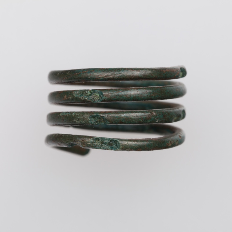 Spirala brązowa wykonana z drutu o przekroju okrągłym