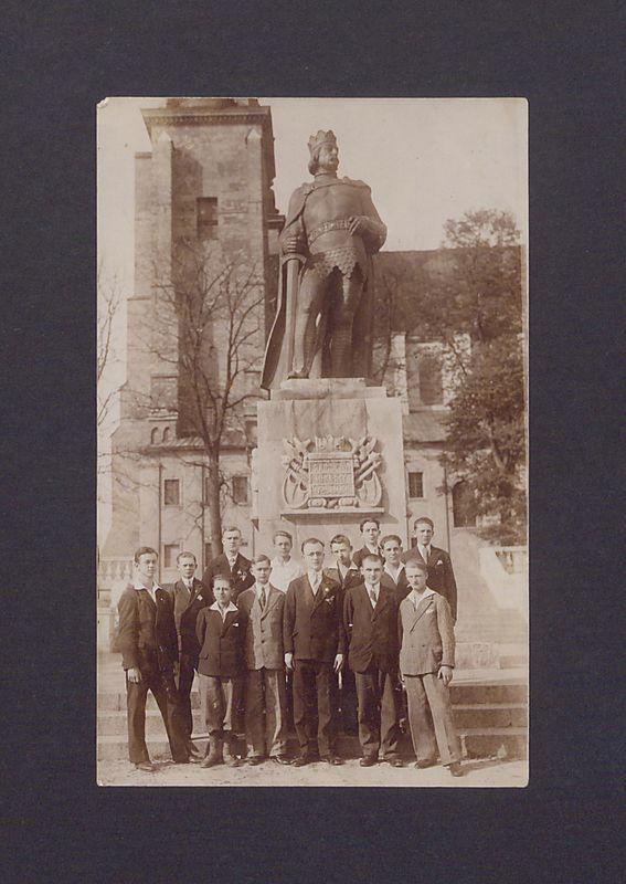 Uczniowie gimnazjum przed pomnikiem Bolesława Chrobrego.