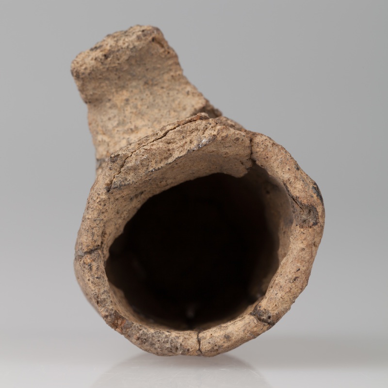 Miniaturowy kubek z uszkodzonym, taśmowatym uchem