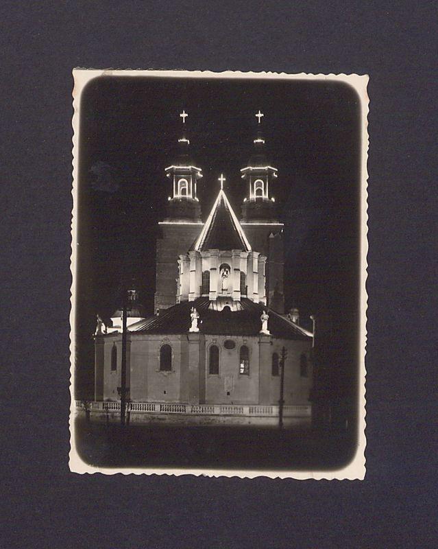 Widok z Rynku na katedrę nocą.