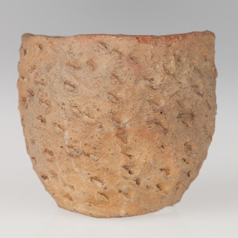 Miniaturowy garnek o beczułkowatym kształcie, pokryty ornamentem paznokciowym