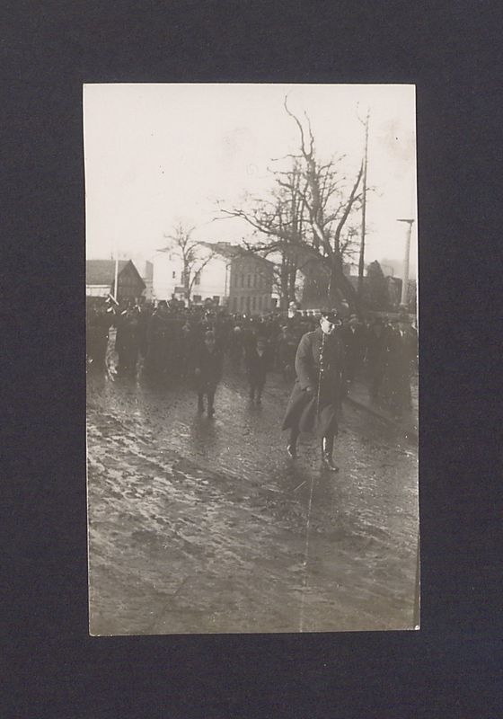 17 rocznica powstania wielkopolskiego w Gnieźnie. Powrót uczestników uroczystości z cmentarza św. Piotra, przemarsz ul. Świętokrzyską, tuż za zakrętem.