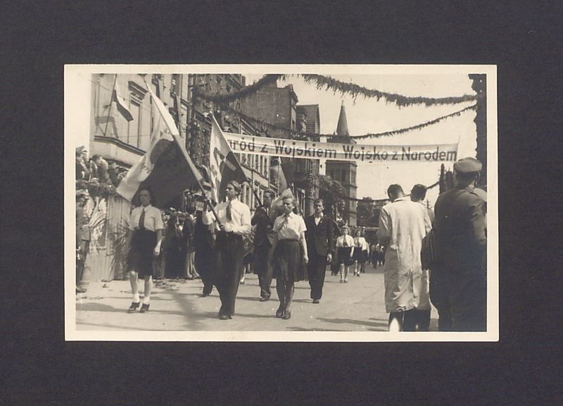 Uroczystości 3-go Maja w Gnieźnie. Pochód ul. Chrobrego.