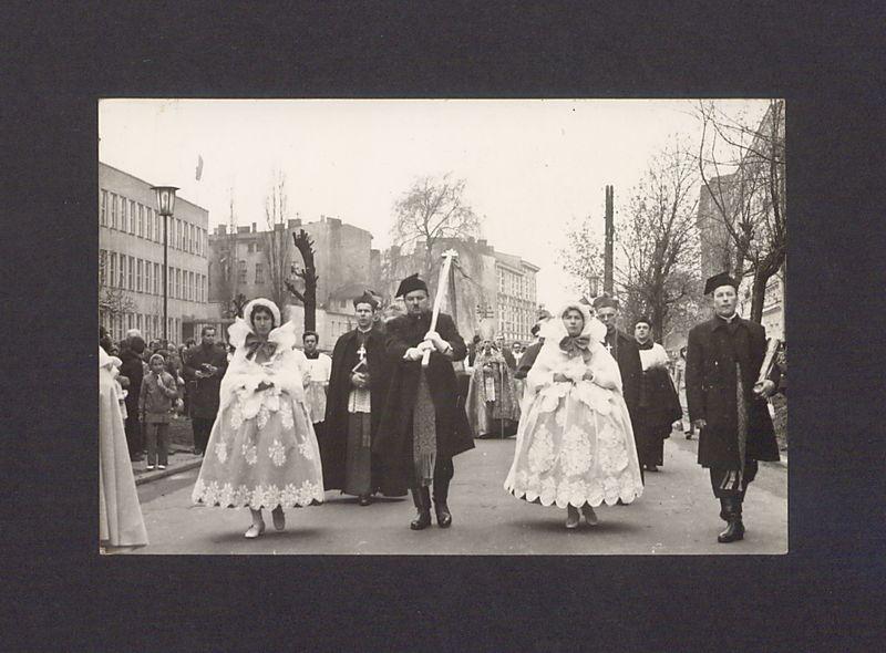 Uroczystości ku czci św. Wojciecha w Gnieźnie. Procesja ówczesną ul. Walki Młodych, obecnie Jana Pawła II.