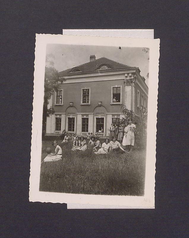 Gmach Uniwersytetu Ludowego w Dalkach pod Gnieznem. Przed budynkiem uczestniczki kursu żeńskiego.