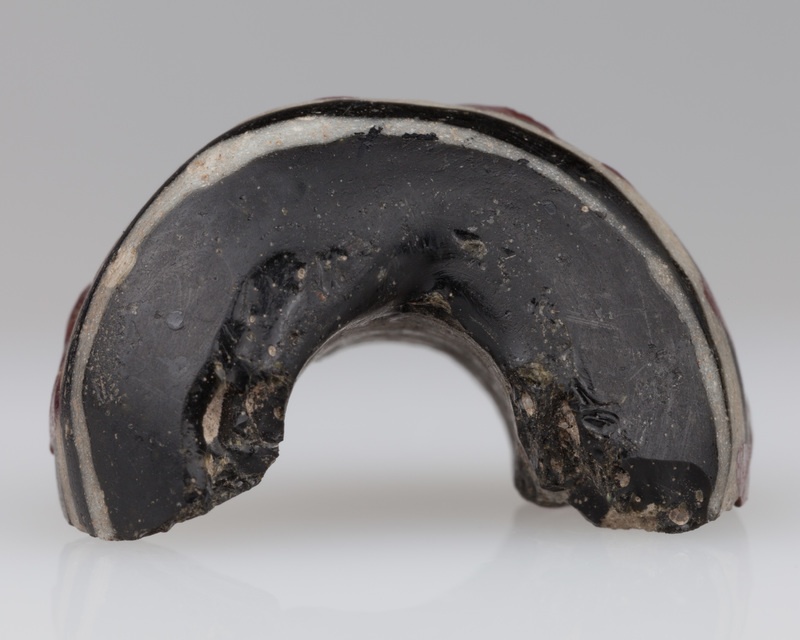 Koralik z masy szklanej o walcowatym kształcie