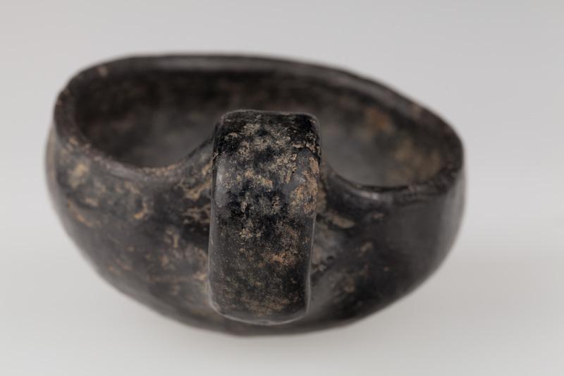 Miniaturowy czerpak z taśmowatym uchem