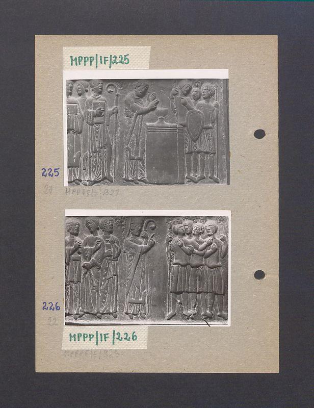 Wnętrze gnieźnieńskiej katedry. Drzwi Gnieźnieńskie, scena przedstawiająca chrzest Prusów.