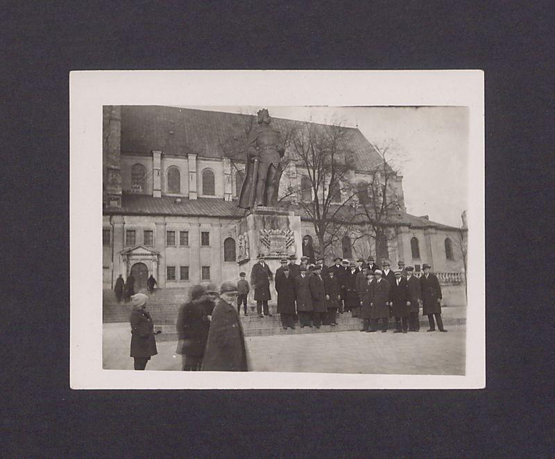 Wycieczka słuchaczy Uniwersytetu Ludowego w Dalkach przed pomnikiem  Bolesława Chrobrego w Gnieźnie.