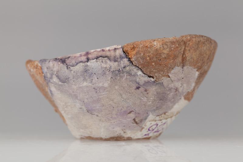 Miniaturowa, asymetryczna miseczka