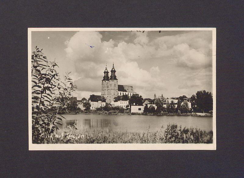 Widok na gnieźnieńską katedrę z zachodniego brzegu jeziora Jelonek.