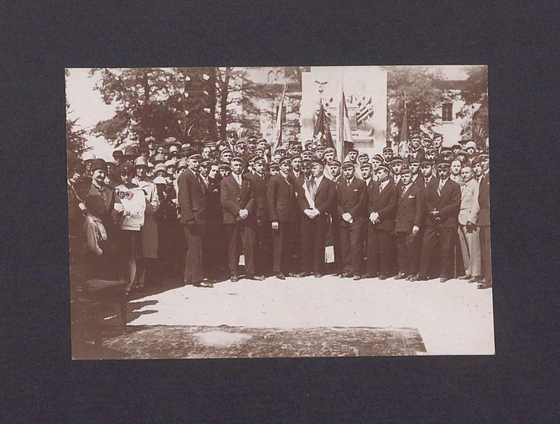 Grupa uczniów przed pomnikiem Bolesława Chrobrego po jego odsłonięciu w 1929 roku.