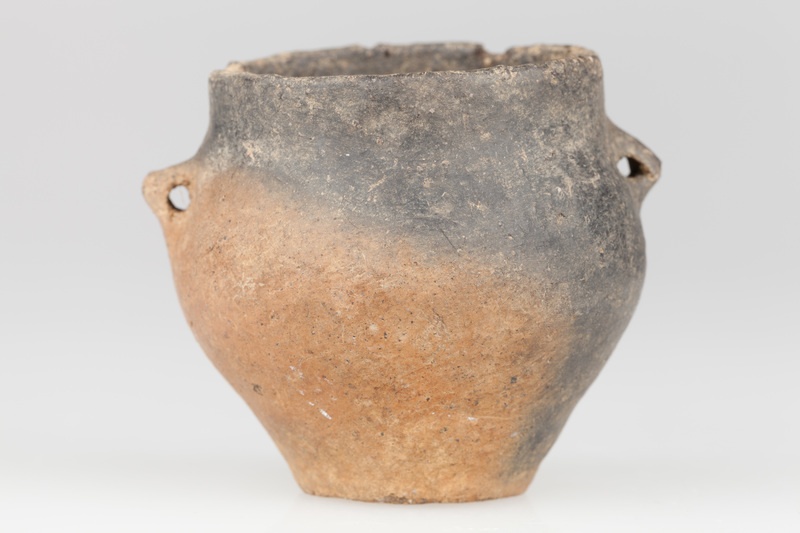 Czarka z dwoma poziomo przekłutymi uszkami