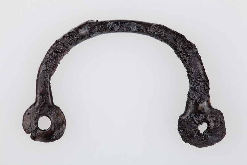 Żelazna zawieszka zaopatrzona w dwa otwory