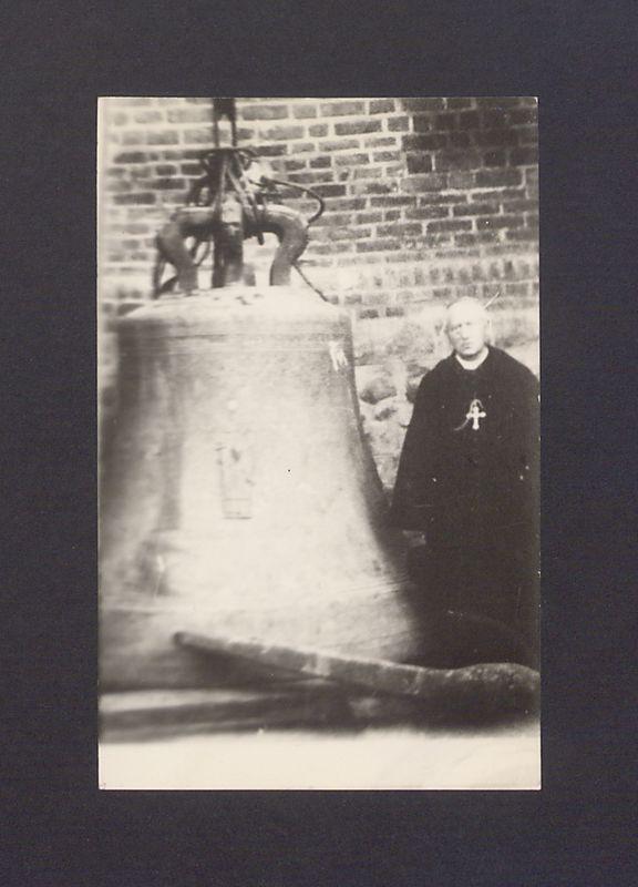 Dzwon "Wojciech" przed katedrą, tuż przed akcją zawieszania w północnej wieży. Obok dzwonu kardynał Antoni Laubitz.