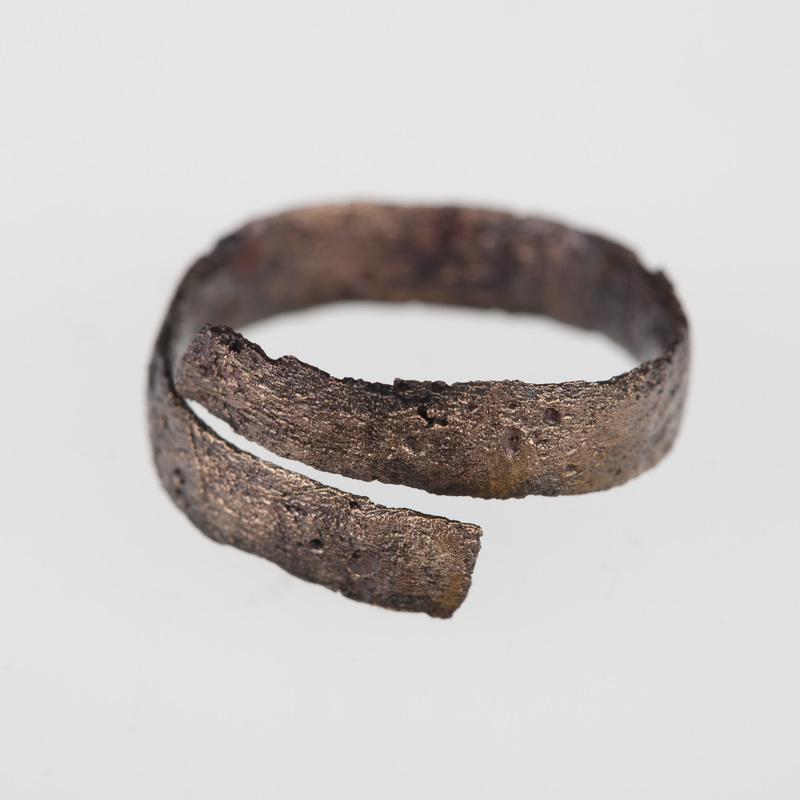 Skręt z taśmy brązowej o przekroju soczewkowatym