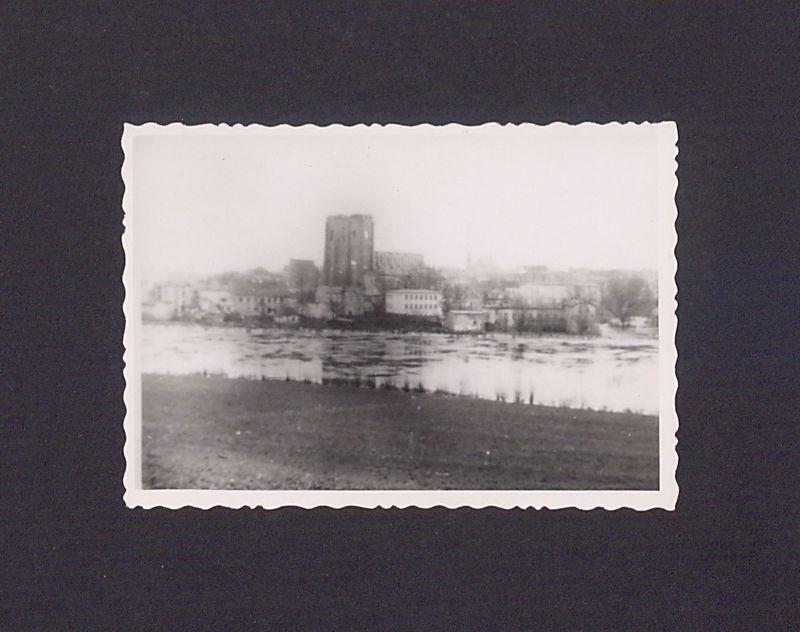 Gnieźnieńska katedra po spaleniu. Widok z zachodniego brzegu.