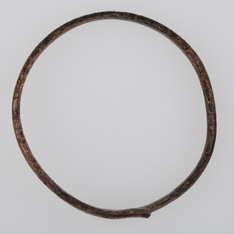 Bransoletka brązowa wykonana z płasko - kulistej taśmy