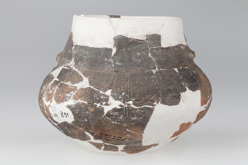 Popielnica w formie amfory zaopatrzona w dwa zniszczone ucha