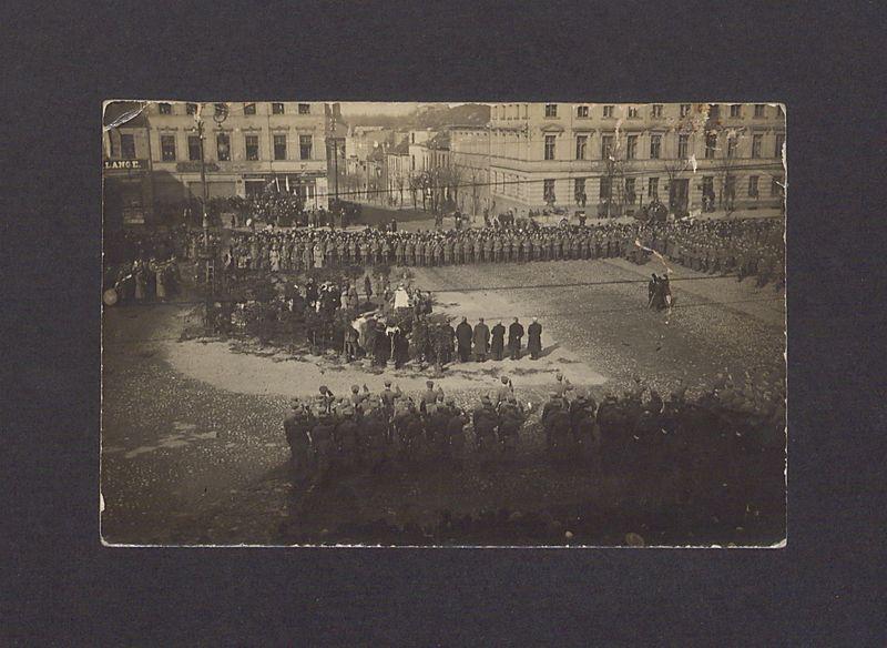 Uroczysta msza odprawiona na Rynku z okazji wyzwolenia miasta Gniezna w 1919 roku.