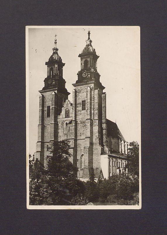 Widok na bazylikę i jej wieże z północno-zachodniej strony.