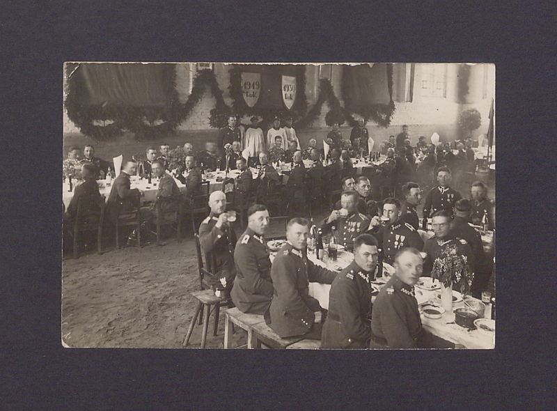 Święto pułkowe w Gnieźnie. Wojskowi przy stołach biesiadnych.