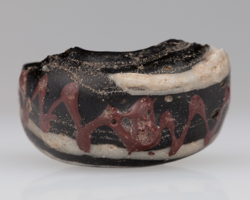 Koralik z masy szklanej o walcowatym kształcie