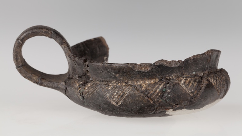 Zachowany we fragmentach czerpak z baniastym brzuścem