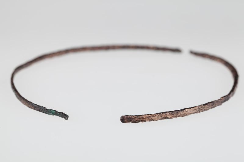 Fragmenty złamanego naszyjnika, zdobionego tordowaniem