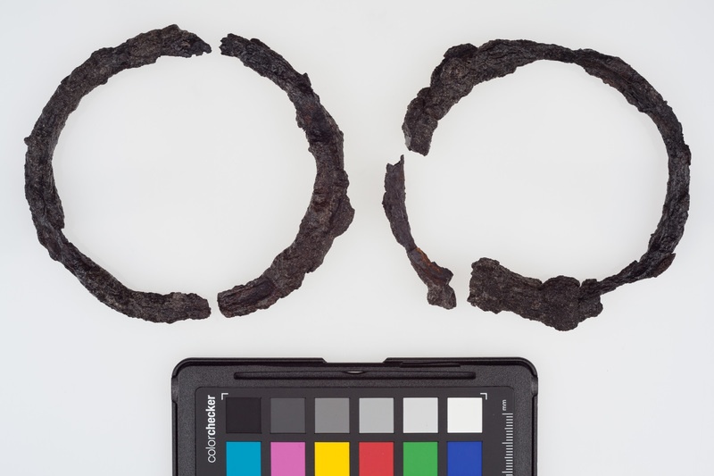 Naramienniki koliste, wykonane z pręta żelaznego z końcami zachodzącymi na siebie