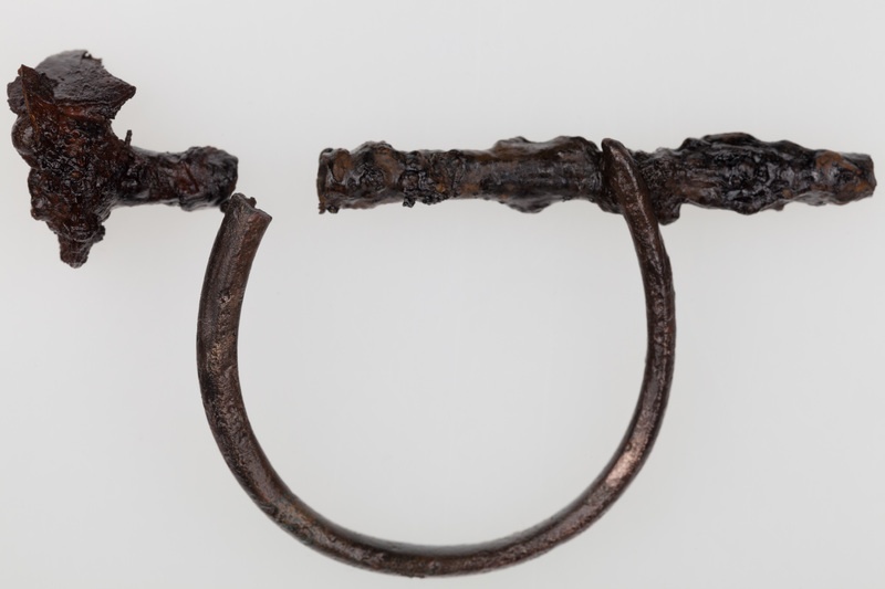 Fragment kółka brązowego o przekroju owalnym, z jednym końcem ułamanym, a drugim zwężającym się