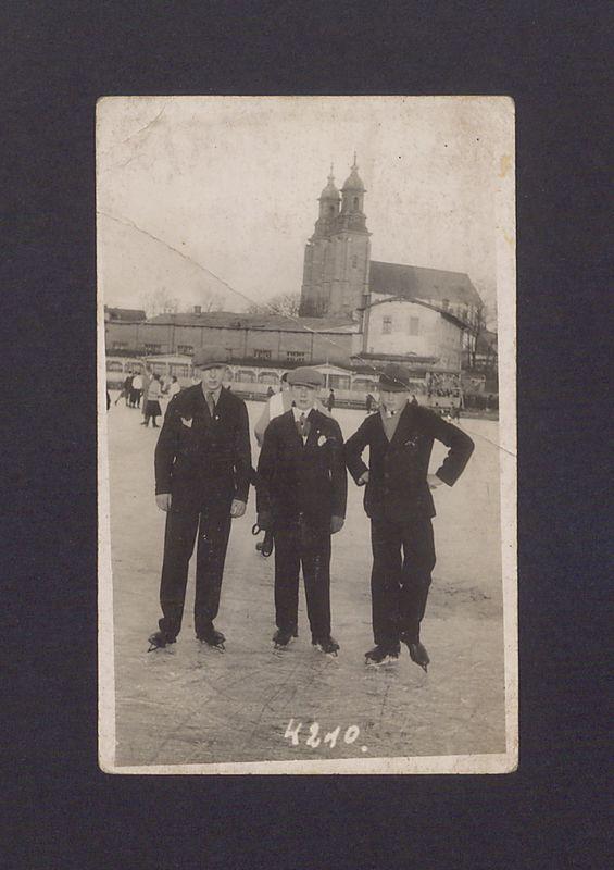 Uczestnicy kursu na ślizgawce.