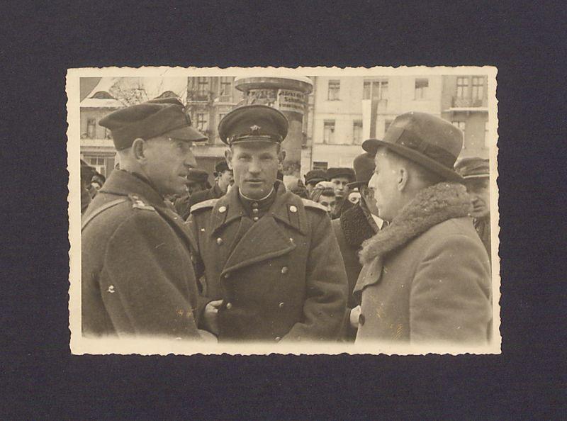 Komendant wojenny, z prawej strony Czesław Skrzypiński