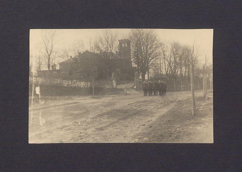 17 rocznica powstania wielkopolskiego w Zdziechowie. Na płocie przed dworem napis wykonany białą farbą: "Zdrajca Ojczyzny".