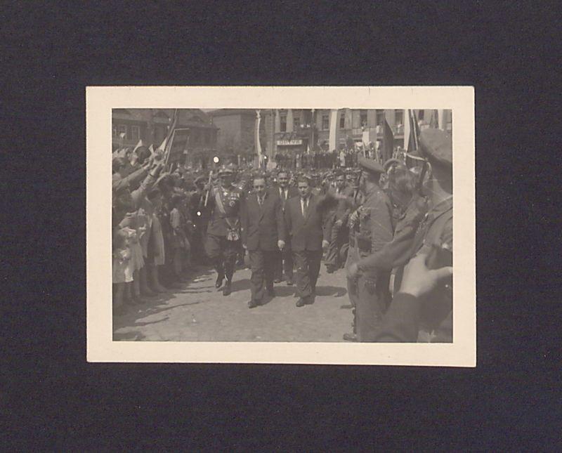 Przemarsz Bolesława Bieruta główną ulicą miasta.