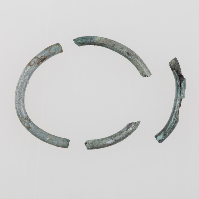 Mała bransoletka wykonana  z brązowej taśmy