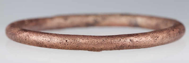 Lite bransolety wykonane z brązowego drutu