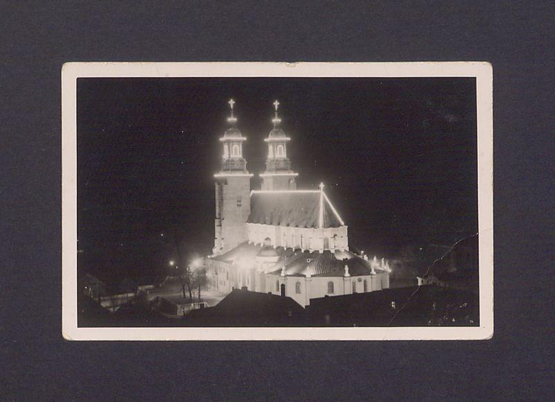 Widok z Rynku na odświętnie iluminowaną bazylikę.