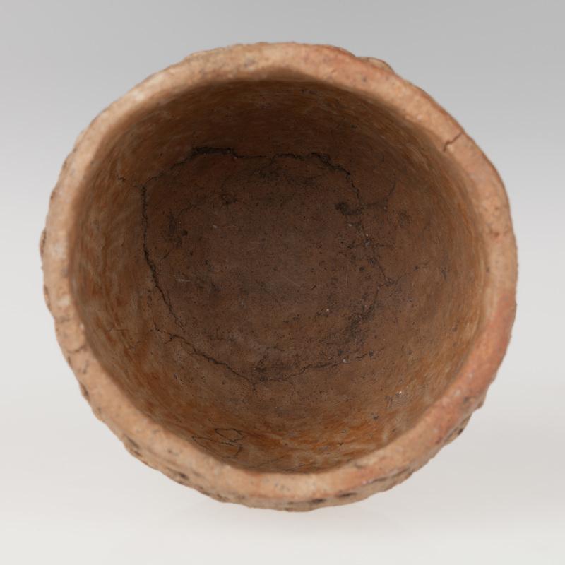 Miniaturowy garnek o beczułkowatym kształcie, pokryty ornamentem paznokciowym