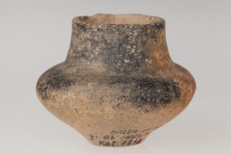 Miniaturowe naczynie w kształcie wazy dwustożkowej