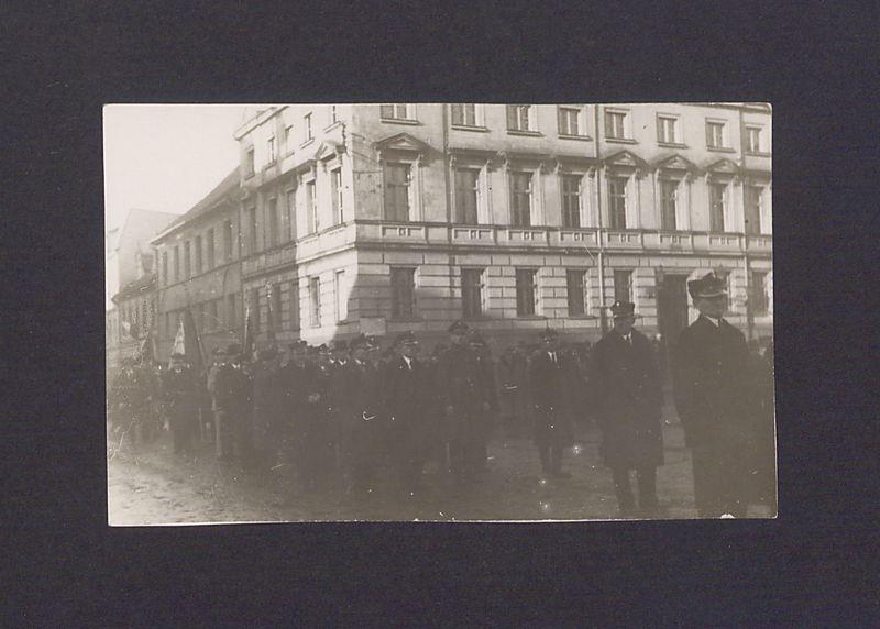 17 rocznica powstania wielkopolskiego w Gnieźnie. Powrót 
uczestników z cmentarza i przemarsz ul. Tumską na Rynek.
