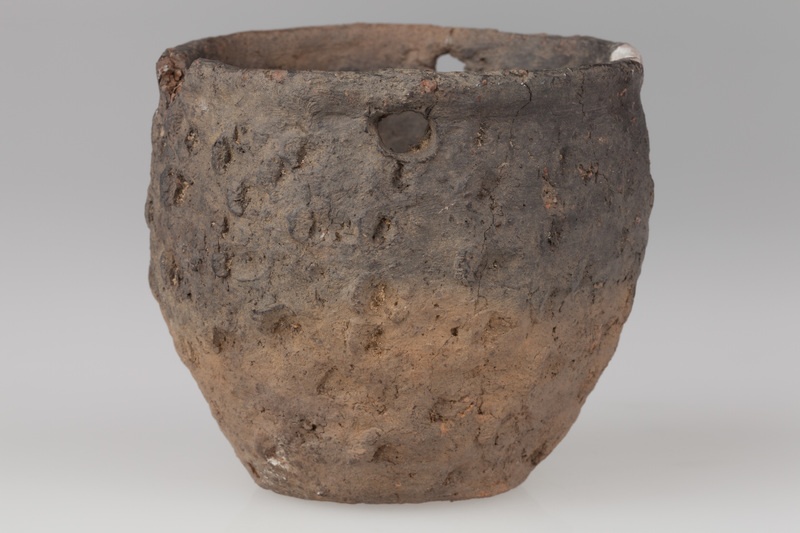 Garnek miniaturowy z dziurkami o jajowatym brzuścu, zdobiony odciskami paznokciowymi