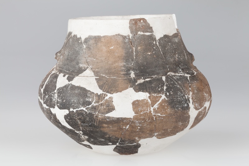 Popielnica w formie amfory zaopatrzona w dwa zniszczone ucha