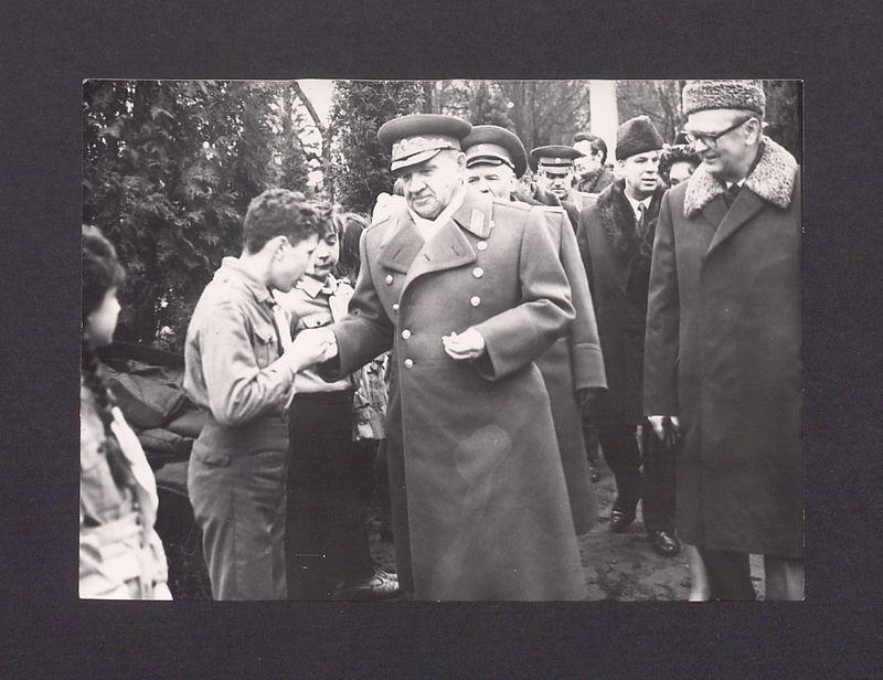 Wizyta żołnierzy radzieckich. Cmentarz św. Piotra.