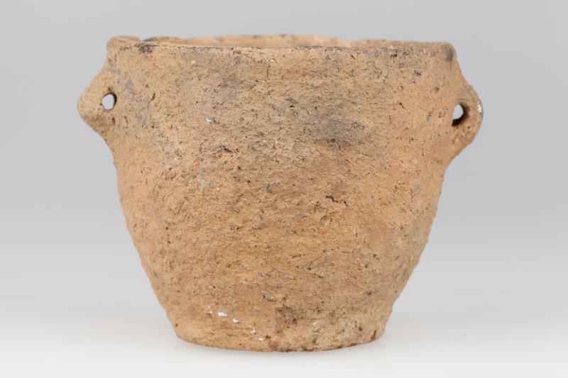 Garnek jajowaty zaopatrzony w dwa poziomo przekłute ucha