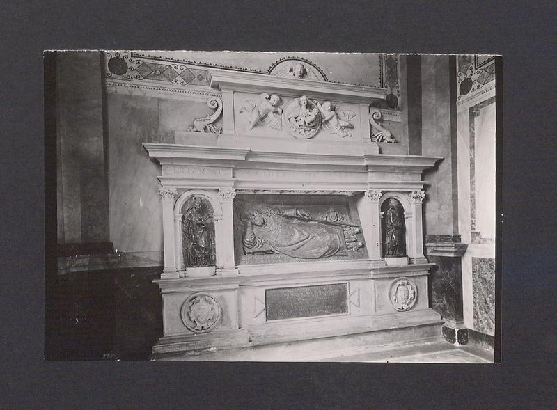 Nagrobek arcybiskupa Mikołaja Dzierzgowskiego.