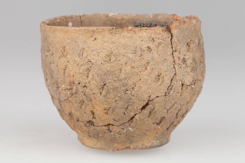 Garnek jajowaty zdobiony odciskami paznokci 