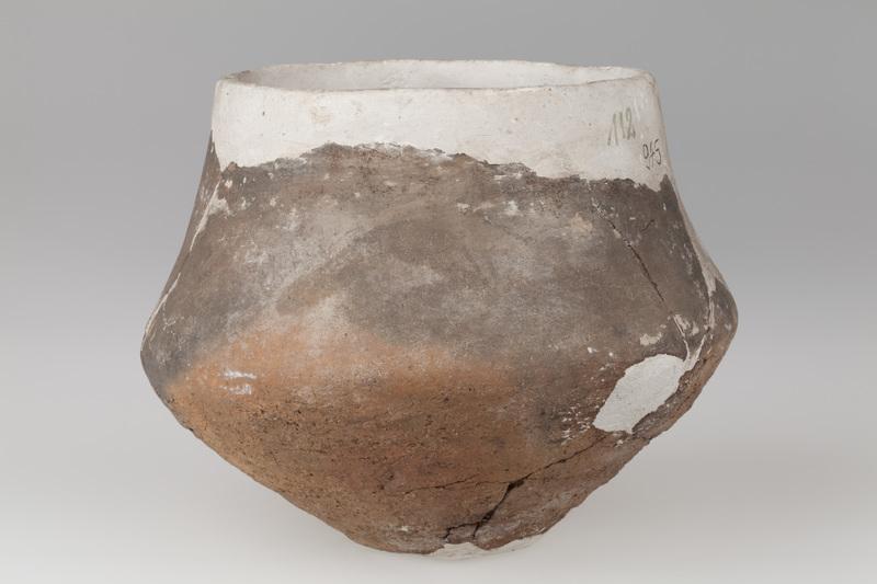 Naczynia dwustożkowate o rozchylonych partiach brzuśca, stożkowatej szyjce 