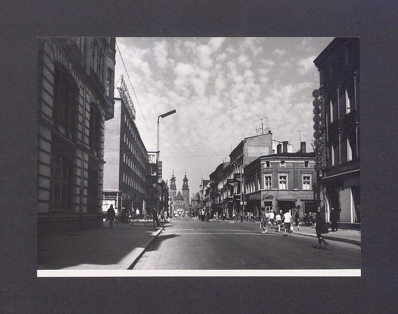 Ulica Chrobrego z widokiem w kierunku katedry.