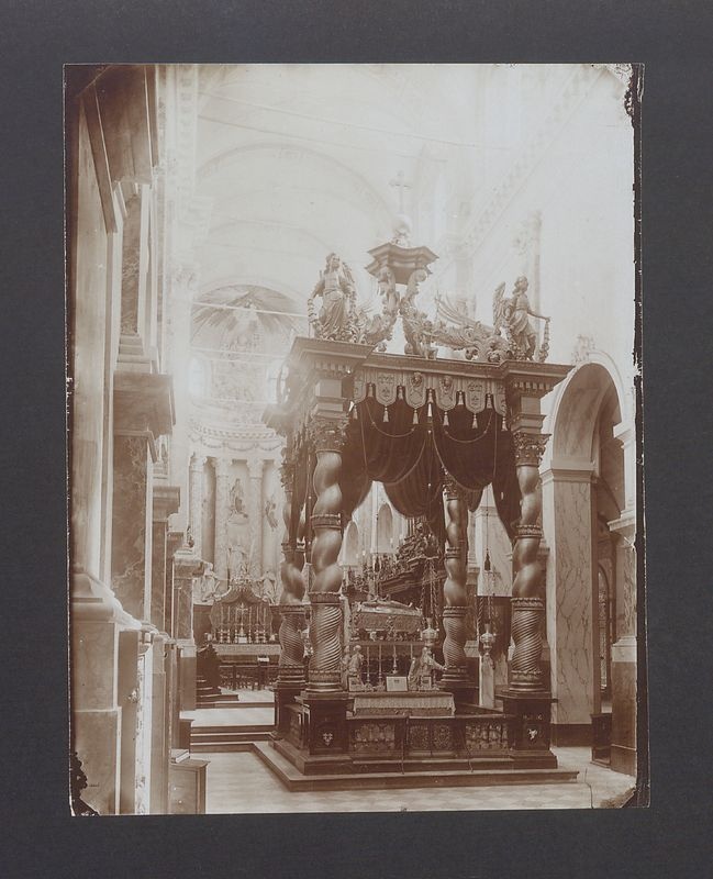 Konfesja św. Wojciecha w katedrze.